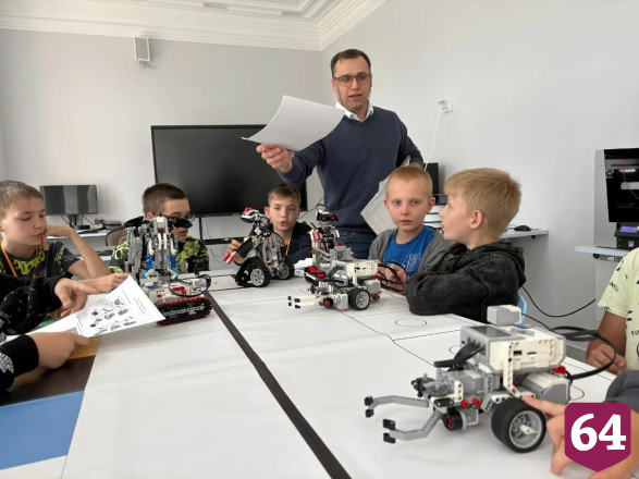 Саратовских школьников учат программировать роботов в новом «Городе мастеров»
